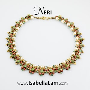 Könnte beinhalten: Eine goldene, grüne und rote Perlenkette mit einem Verschluss. Die Kette hat ein geometrisches Muster und heißt "Neri". Die Website www.IsabellaLam.com ist unterhalb der Kette abgebildet.