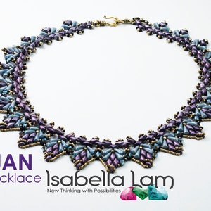 以下が含まれることがあります： 金色の留め具が付いた、紫と青のビーズネックレス。ネックレスの名前は「JAN Necklace」で、Isabella Lamのデザインです。「New Thinking with Possibilities」というテキストも含まれています。