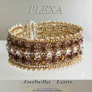 Könnte beinhalten: Ein gold- und lilafarbenes Perlenarmband mit klaren Kristallen. Das Armband ist mit einem gewebten Muster gefertigt und hat einen silbernen Verschluss. Das Armband ist mit "PLEXA" und "Isabella Lam" beschriftet.