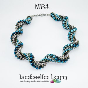 Op de afbeelding: Een tealblauwe, zilveren en zwarte kralenketting met een zilveren sluiting. De ketting is spiraalvormig en heet "NIBA". De tekst "Isabella Lam" en "New Thinking with Endless Possibilities" is ook zichtbaar.