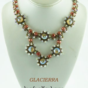 Puede incluir: Un collar de cuentas de dos niveles con un diseño de cristal marrón y transparente. El collar se llama "Glacierra" y es de Isabella Lam. También se incluye el texto "New Thinking with Endless Possibilities".