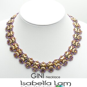 Könnte beinhalten: Eine violette, goldene und braune Perlenkette mit geometrischem Muster. Die Kette befindet sich auf einer weißen Mannequin-Büste. Der Text "GINI Necklace" und "Isabella Lam" befindet sich unterhalb der Kette.