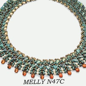Op de afbeelding: Een handgemaakte ketting met teal, goud en koperkleurige kralen. De ketting heeft een gedetailleerd, gelaagd ontwerp met een centraal patroon van teal-kleurige driehoekige kralen. De ketting is versierd met kleine witte kralen en koperkleurige druppelaccenten. De tekst "MELLY N47C" staat onderaan.