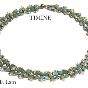Op de afbeelding: Een turquoise en gouden kralenketting met een sluiting. De ketting is gemaakt met kleine vierkante kralen en heeft een geweven patroon. De ketting is gelabeld met "TIMINE" en "Isabella Lam".