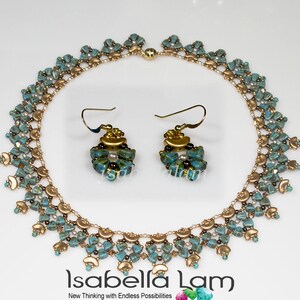 Op de afbeelding: Een turquoise en gouden kralenketting en bijpassende oorbellen. De ketting is een choker-stijl met een gegolfde rand. De oorbellen zijn klein en hangen. De tekst "Isabella Lam" is onder de sieraden gedrukt.
