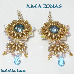 Può includere: Orecchini con perline dorate e argentate con un centro in cristallo blu. Gli orecchini sono etichettati "AMAZONAS" e "Isabella Lam".