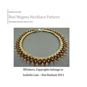 Könnte beinhalten: Nahaufnahme einer roten und goldenen Perlenkette. Die Kette ist aus kleinen, runden Perlen gefertigt und hat ein zartes, filigranes Design. Die Kette wird auf einem schlichten Hintergrund präsentiert.