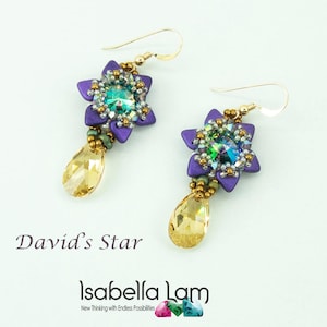 Może przedstawiać: Fioletowe kolczyki w kształcie gwiazdy z złotymi akcentami i wiszącym kryształem w kształcie łzy. Kolczyki są oznaczone jako "David's Star" i "Isabella Lam".