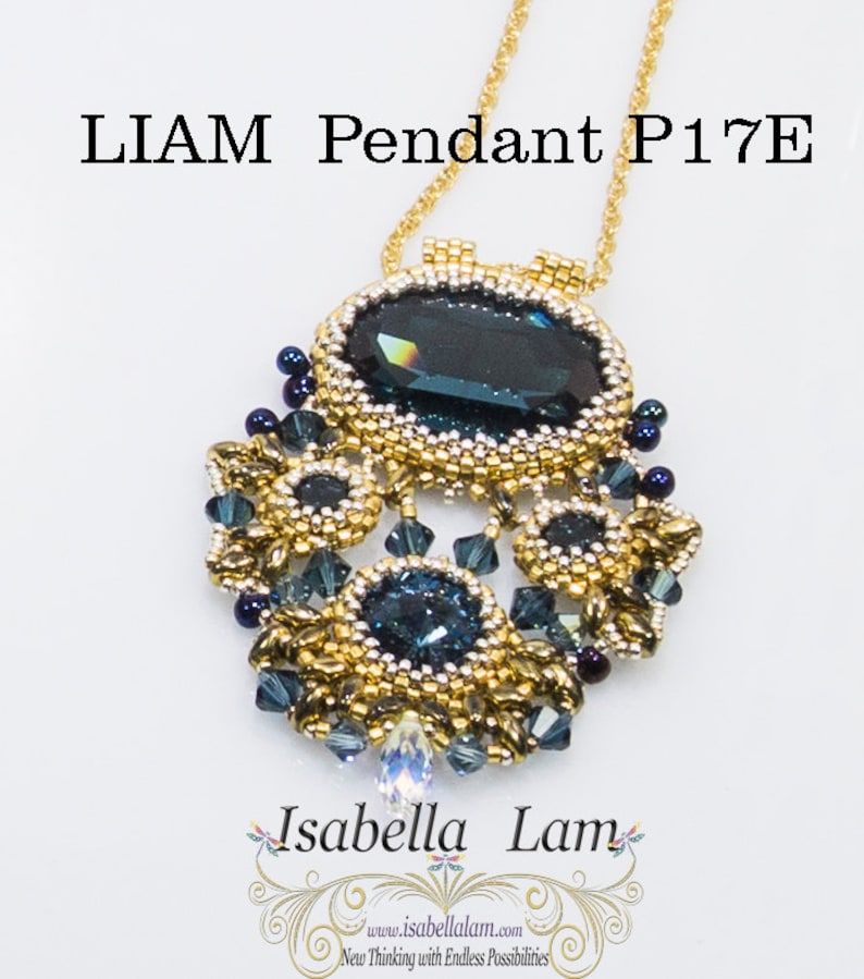 Puede incluir: Un colgante de cuentas doradas y plateadas con un gran cristal azul oscuro en el centro. El colgante tiene forma de flor con cristales m&aacute;s peque&ntilde;os alrededor de los bordes. El colgante cuelga de una cadena dorada. El texto "LIAM Pendant P17E" est&aacute; en la parte superior de la imagen. El texto "Isabella Lam" est&aacute; en la parte inferior de la imagen.