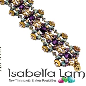 以下が含まれることがあります： 金、緑、紫のカラーリングのビーズブレスレットのクローズアップ。ブレスレットは小さく丸いビーズで作られており、幾何学的なパターンになっています。画像の左側に「FLY N45A」というテキストが表示されています。画像の下部に「Isabella Lam」というテキストが表示されています。
