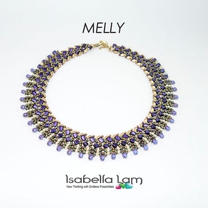 Op de afbeelding: Een paarse, gouden en witte kralenketting met een geometrisch ontwerp. De ketting heet "Melly" en is van Isabella Lam.