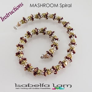Könnte beinhalten: Ein goldfarbenes, weißes und burgunderfarbenes Perlen-Halsketten- und Armband-Set mit einem Spiraldesign. Das Set heißt "MASHROOM Spiral" und ist von Isabella Lam.