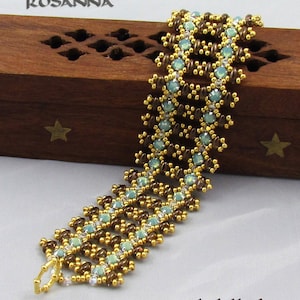 Op de afbeelding: Een bruin en gouden kralenarmband met een geometrisch patroon. De armband is gemaakt van kleine, ronde kralen en heeft een sluiting.