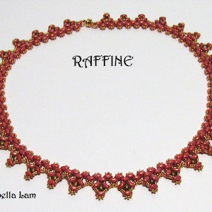 Könnte beinhalten: Eine zarte Perlenkette mit einem geometrischen Muster in Rot- und Goldtönen. Die Kette heißt "Raffine" und wurde von Isabella Lam entworfen.