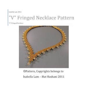 Puede incluir: Un collar de cuentas doradas y transparentes con forma de "V" en la parte delantera. El collar está sobre una superficie gris. "V" Fringed Necklace Pattern by Isabella Lam 2011.