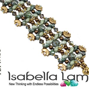 Puede incluir: Un brazalete multi-cadena con cuentas verdes, marrones y doradas. El brazalete tiene un diseño único con un patrón repetitivo de cuentas. El brazalete está hecho por Isabella Lam.