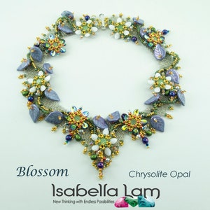 Puede incluir: Un collar delicado con un diseño floral con cuentas verdes, blancas y moradas. El collar se llama "Blossom Chrysolite Opal" y está diseñado por Isabella Lam.