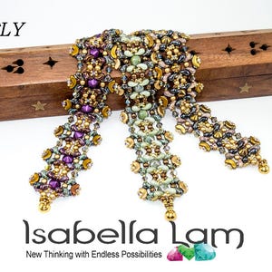 Puede incluir: Tres pulseras de cuentas en tonos púrpura, verde y gris con detalles dorados. Las pulseras están dispuestas en cascada sobre una superficie de madera. El texto "FLY" es visible en la esquina superior izquierda de la imagen. El texto "Isabella Lam" es visible en el centro inferior de la imagen.