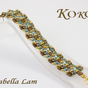 Op de afbeelding: Een gouden, bruine en blauwe kralen armband met een sluiting. De armband ligt op een witte displaystandaard. Het woord "KOKO" staat in gouden letters boven de armband.