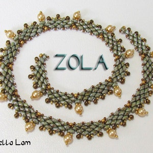 Puede incluir: Un collar de cuentas verde y dorado con un diseño delicado. El collar está hecho con cuentas pequeñas y redondas y presenta un colgante central. La palabra "ZOLA" está escrita en letras grandes y blancas sobre un fondo azul.