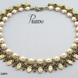 Peut inclure: Un collier délicat en perles dorées et crème avec un motif de feuilles. Le collier est composé de petites perles rondes et de perles dorées, créant un effet de cascade. Le fermoir est un simple crochet et œillet.