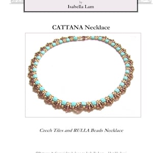 Könnte beinhalten: Eine türkisfarbene und goldene Perlenkette mit einem dekorativen Design. Die Kette heißt "CATTANA Necklace" und ist aus tschechischen Fliesen und RULLA-Perlen gefertigt. Der Text "NEW THINKING WITH ENDLESS POSSIBILITIES!!" befindet sich oben im Bild. Der Text "by Isabella Lam" befindet sich unter der ersten Textzeile. Der Text "Patterns & Copyrights belong to Isabella Lam - Hut Hashani" befindet sich unten im Bild.