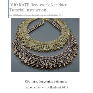 Peut inclure: Deux colliers de perles, l'un doré et l'autre bleu, avec un motif détaillé. Les colliers sont superposés, le collier doré étant sur le dessus. Les colliers sont sur un fond gris.  "Pattern, Copyrights belongs to Isabella Lam - Hut Hashani 2012"