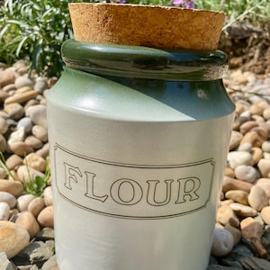 Vintage stentbloempot – groene ombre keramische opberger met kurken deksel, rustiek keukendecor