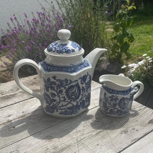 Ridgway Ironstone Jacobean Teapot & Creamer – Blue and White Vintage Staffordshire Set, 21cm
