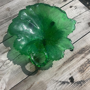 Vintage Green Leaf Glass Serving Dish – Mid Century Footed Pressed Glass Tray, 23.5cm Decorative Tableware