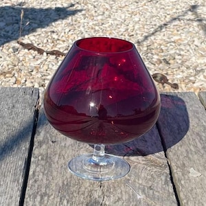 Zabytkowy, rubinowoczerwony, duży kieliszek do brandy | Głęboko czerwone szkło z lat 70. | Wazon retro