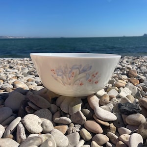 Vintage Pyrex Iris Mixing Bowl – White Glass Oven Safe Bowl – Blue Floral Design – Retro Baking Bowl – 80s Kitchenware