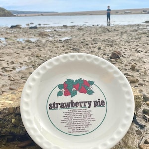 Retro Strawberry Pie Dish – 1970s Recipe Baking Plate – Vintage Kitchen Decor Gift for Bakers