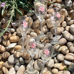 Set mit 5 Vintage Twisted Stem Gläsern - Pink Floral Shot, Port oder Sherry Gläsern - Retro Barware Kollektion