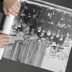 Puede incluir: Un letrero de madera hecho a mano con la palabra "Welcome" en una fuente juguetona. El letrero pintado de blanco tiene un acabado envejecido y un peque&ntilde;o coraz&oacute;n decorativo. Perfecto para a&ntilde;adir un toque r&uacute;stico a la entrada.