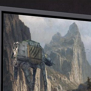 以下が含まれることがあります： スターウォーズのAT-ATウォーカーが山岳地帯を歩いている額装されたアートワーク。アートワークは、ウォーカーと険しい地形に焦点を当てた、落ち着いた色使いです。フレームは濃いグレーです。