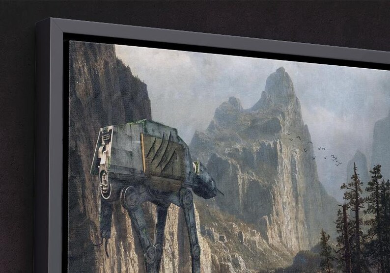 以下が含まれることがあります： スターウォーズのAT-ATウォーカーが山岳地帯を歩いている額装されたアートワーク。アートワークは、ウォーカーと険しい地形に焦点を当てた、落ち着いた色使いです。フレームは濃いグレーです。