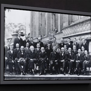 Puede incluir: Un juego de tres tazas de cer&aacute;mica con un acabado mate moteado. Las tazas son en tonos crema, gris claro y gris oscuro. Cada taza tiene un dise&ntilde;o simple y minimalista y un asa redondeada.