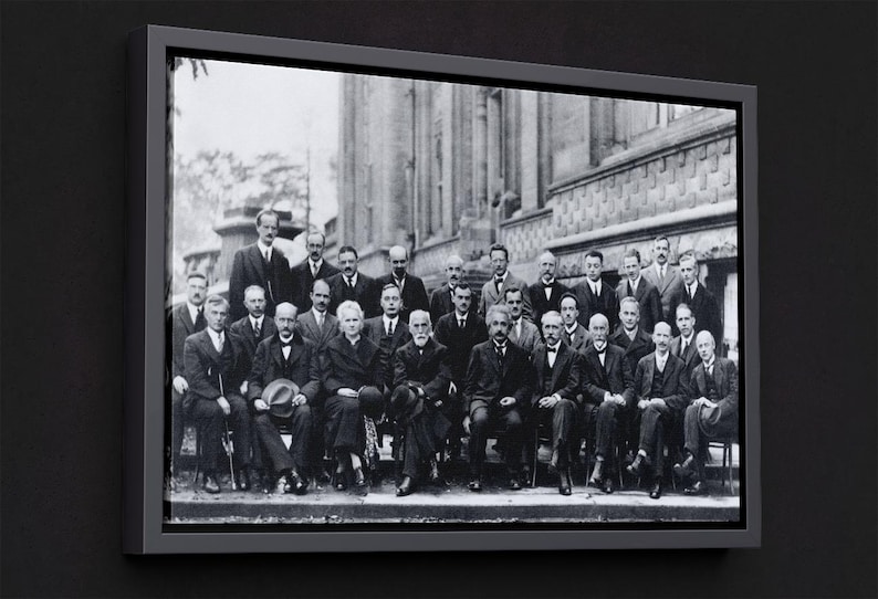 Puede incluir: Un juego de tres tazas de cer&aacute;mica con un acabado mate moteado. Las tazas son en tonos crema, gris claro y gris oscuro. Cada taza tiene un dise&ntilde;o simple y minimalista y un asa redondeada.
