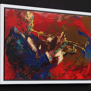 Pode incluir: Uma pintura abstrata colorida de uma pessoa tocando trompete. A pintura &eacute; feita em um estilo ousado com cores brilhantes e pinceladas grossas. A pessoa est&aacute; vestindo uma jaqueta azul e tocando trompete com a m&atilde;o direita. O fundo &eacute; uma mistura de vermelho, laranja e amarelo.