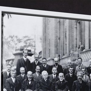 Puede incluir: Una taza de cer&aacute;mica blanca con asa negra y el texto "But first, coffee" en estilo manuscrito. La taza est&aacute; sobre una superficie blanca. Para bebidas calientes.