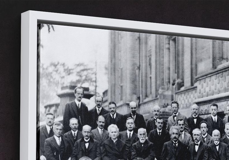 Puede incluir: Una taza de cer&aacute;mica blanca con asa negra y el texto "But first, coffee" en estilo manuscrito. La taza est&aacute; sobre una superficie blanca. Para bebidas calientes.