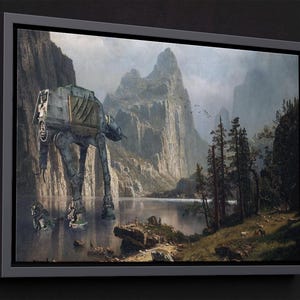 以下が含まれることがあります： スターウォーズのAT-ATウォーカーが穏やかな風景に描かれた、額入りのキャンバスアートプリント。このアートワークは、SFと古典的な絵画スタイルを融合させ、湖の近くにウォーカー、背景に山と木々を描いています。