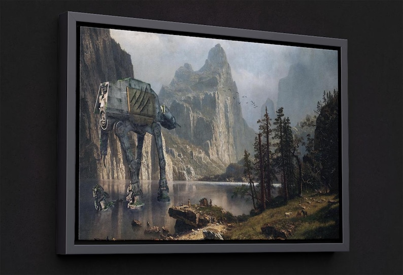 以下が含まれることがあります： スターウォーズのAT-ATウォーカーが穏やかな風景に描かれた、額入りのキャンバスアートプリント。このアートワークは、SFと古典的な絵画スタイルを融合させ、湖の近くにウォーカー、背景に山と木々を描いています。