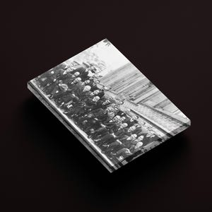 Puede incluir: Fotograf&iacute;a en blanco y negro de un grupo de hombres con trajes y sombreros, probablemente de principios del siglo XX. La imagen est&aacute; impresa sobre una superficie rectangular y brillante, sobre un fondo oscuro.