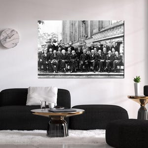 Puede incluir: Taza de cer&aacute;mica blanca con asa negra y la frase "But First, Coffee" escrita a mano. Apropiada para caf&eacute; o t&eacute;, con una capacidad aproximada de 325-444 ml.