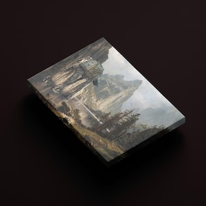 以下が含まれることがあります： 黒い持ち手と太字の黒いフォントで「But First, Coffee」の文字が入った白いセラミックマグカップ。マグカップはぼやけた背景に置かれています。マグカップの高さは約10cmです。