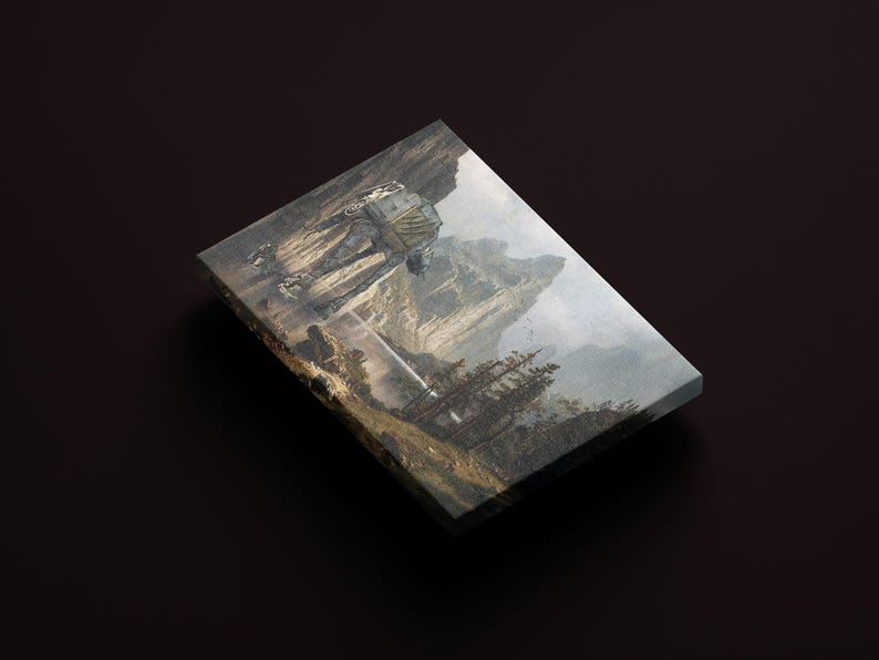 以下が含まれることがあります： 黒い持ち手と太字の黒いフォントで「But First, Coffee」の文字が入った白いセラミックマグカップ。マグカップはぼやけた背景に置かれています。マグカップの高さは約10cmです。