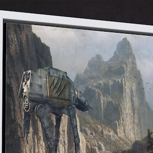 以下が含まれることがあります： スターウォーズのAT-ATウォーカーが山岳風景に描かれた、額入りのキャンバスプリント。アートワークは、ウォーカーとそびえ立つ岩の造形に焦点を当てた、落ち着いた色使いです。プリントは白いフレームに収められています。