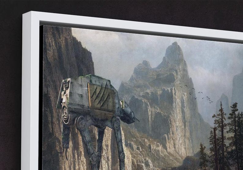 以下が含まれることがあります： スターウォーズのAT-ATウォーカーが山岳風景に描かれた、額入りのキャンバスプリント。アートワークは、ウォーカーとそびえ立つ岩の造形に焦点を当てた、落ち着いた色使いです。プリントは白いフレームに収められています。